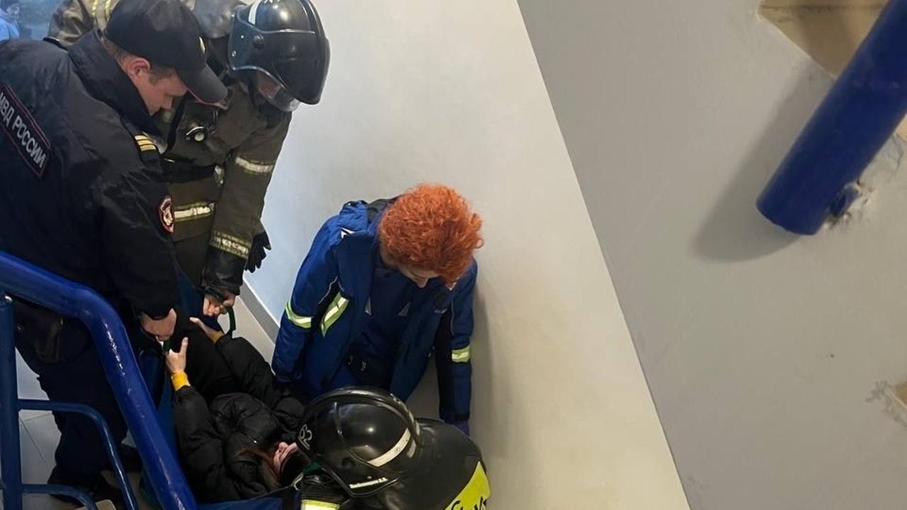 Лифт в торговом центре едва не убил 19-летнюю девушку Лифт в торговом центре едва не убил 19-летнюю девушку