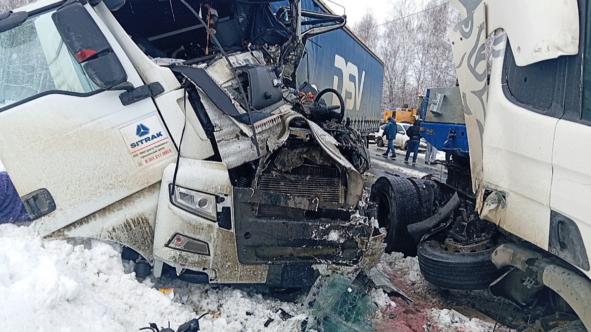 В Мордовии в лобовом столкновении двух фур погиб дальнобойщик