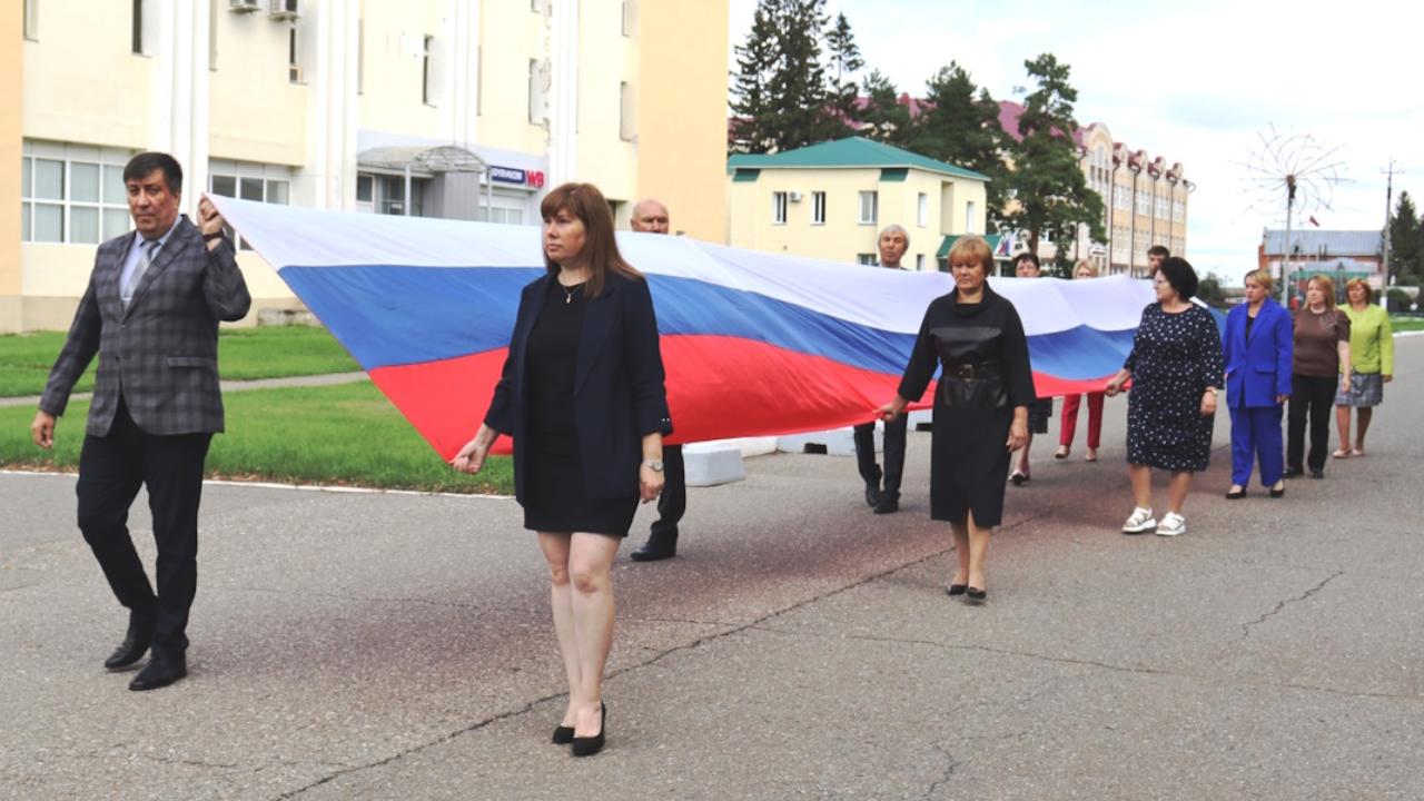 В Мордовии многометровый триколор пронесли по центральной площади Ромоданова В Мордовии многометровый триколор пронесли по центральной площади Ромоданова
