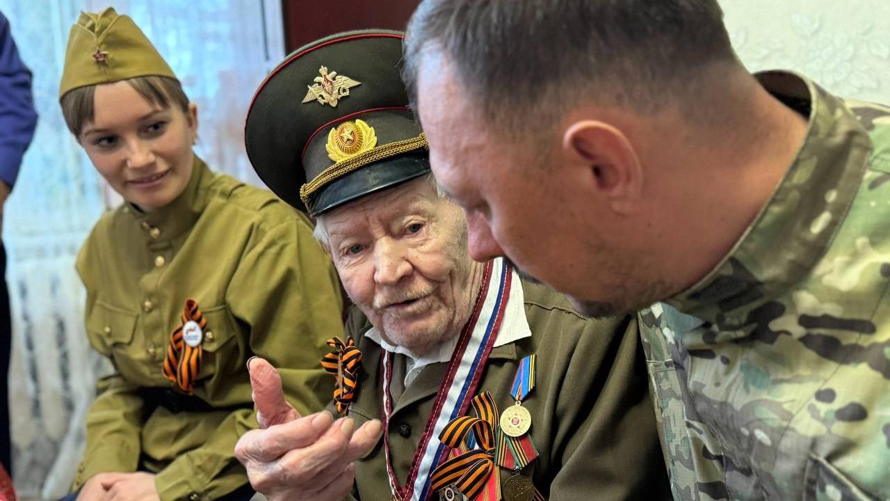 Защитники Отечества 9 Мая поздравили ветерана Великой Отечественной Защитники Отечества 9 Мая поздравили ветерана Великой Отечественной