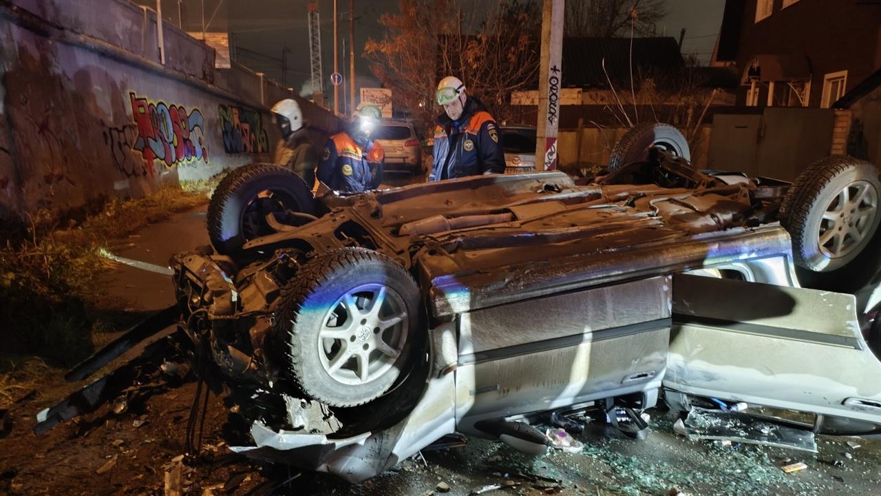 Машина с пятью людьми в салоне упала с моста в Пензе 