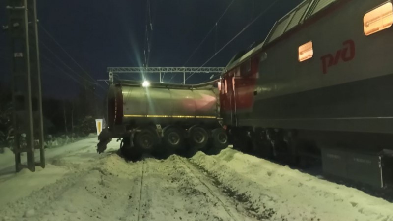 Пострадавший в ДТП с поездом водитель автоцистерны ехал на зелёный