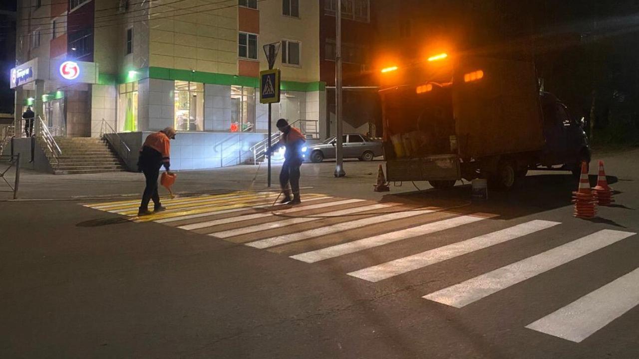 В Рузаевке по ночам восстанавливают дорожную разметку В Рузаевке по ночам восстанавливают дорожную разметку