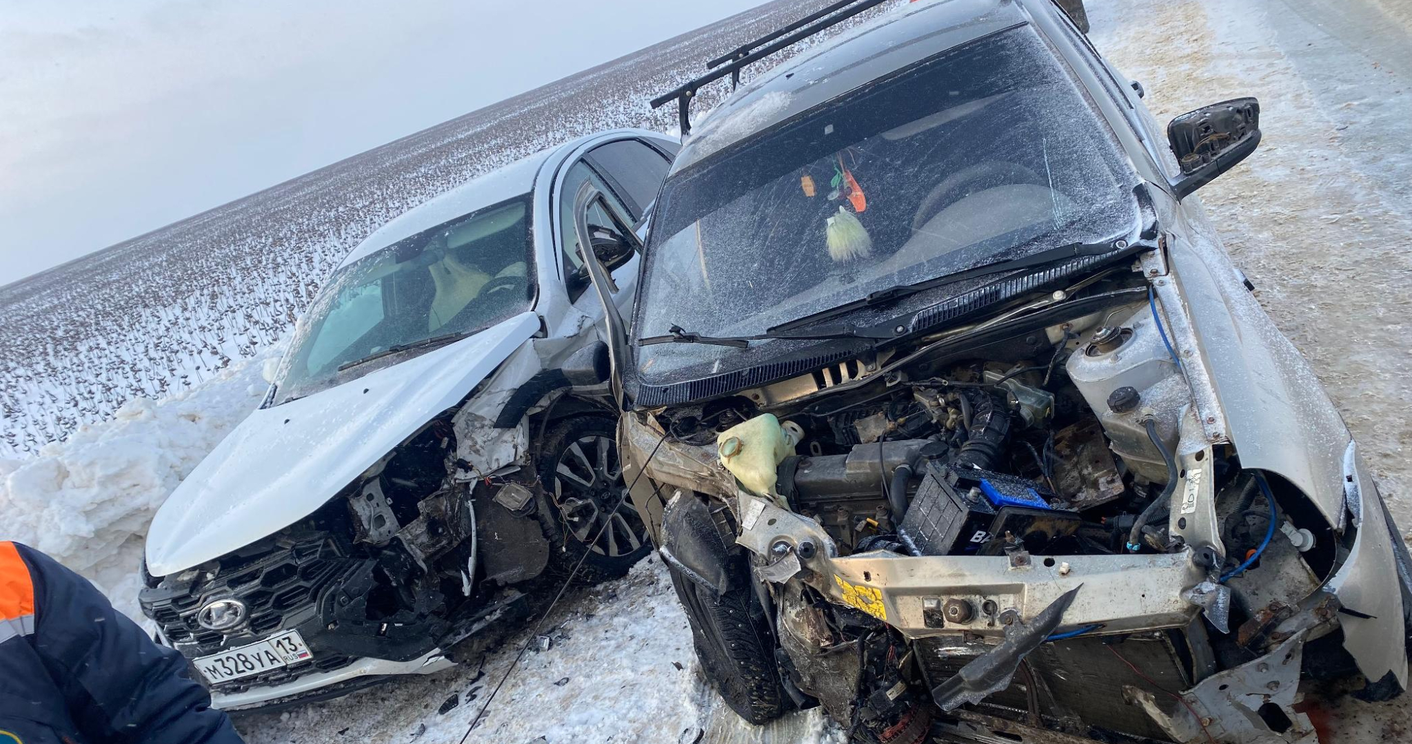 В Мордовии водитель «Калины» протаранил отбойник и «Весту» 