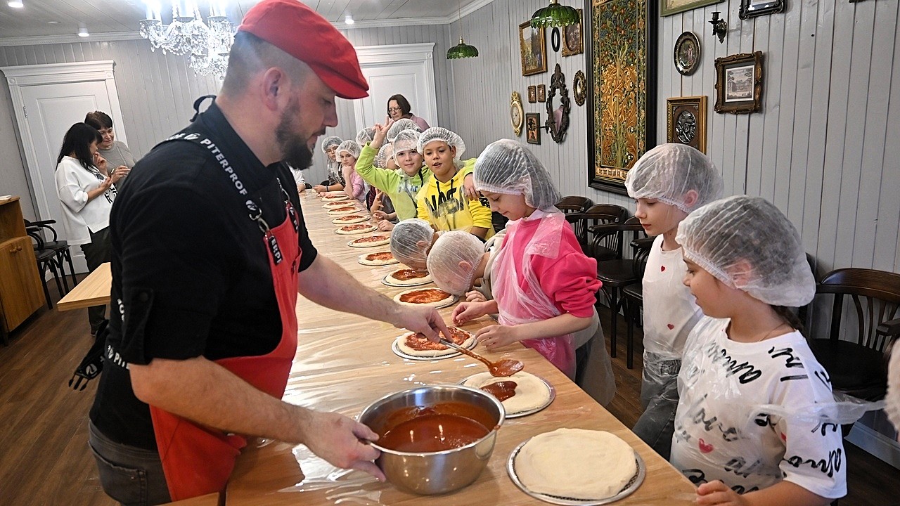 Итальянский шеф-повар в Мордовии учит школьников делать настоящую пиццу 