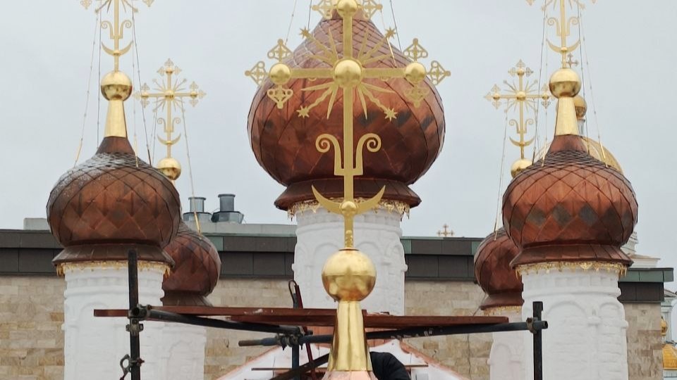 На купол трапезной Иоанно-Богословского собора установили крест