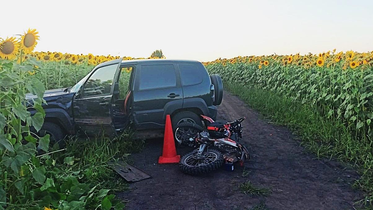 В Мордовии в поле столкнулись внедорожник и мотоцикл В Мордовии в поле столкнулись внедорожник и мотоцикл