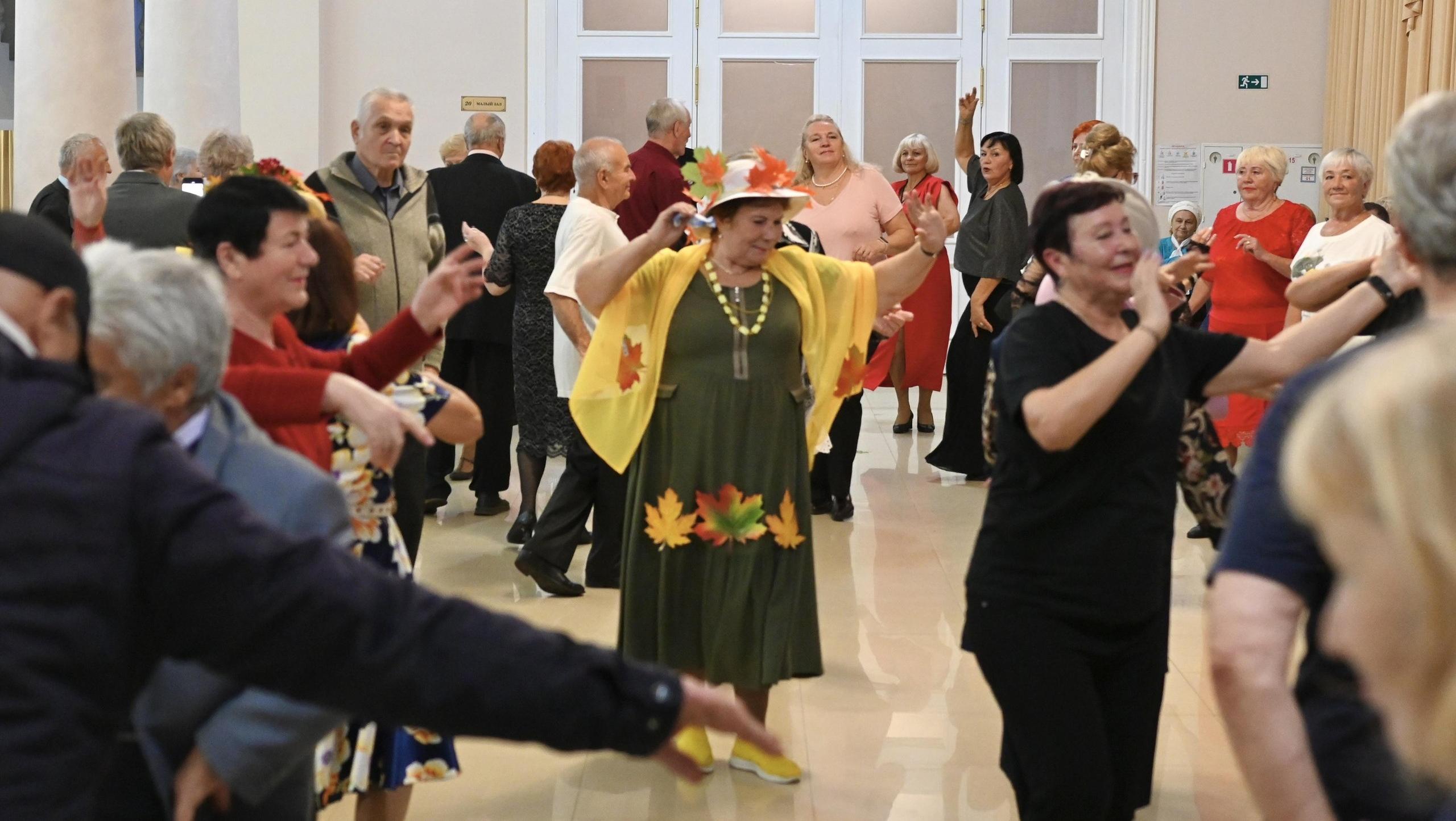 Дворец культуры Саранска ждёт пенсионеров на «Вальс листопада»