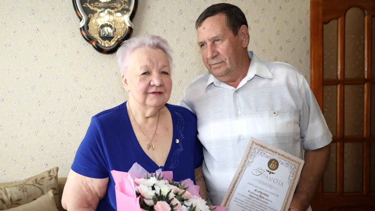 Семью Жарковых из Чамзинского района поздравили с золотой годовщиной совместной жизни Семью Жарковых из Чамзинского района поздравили с золотой годовщиной совместной жизни