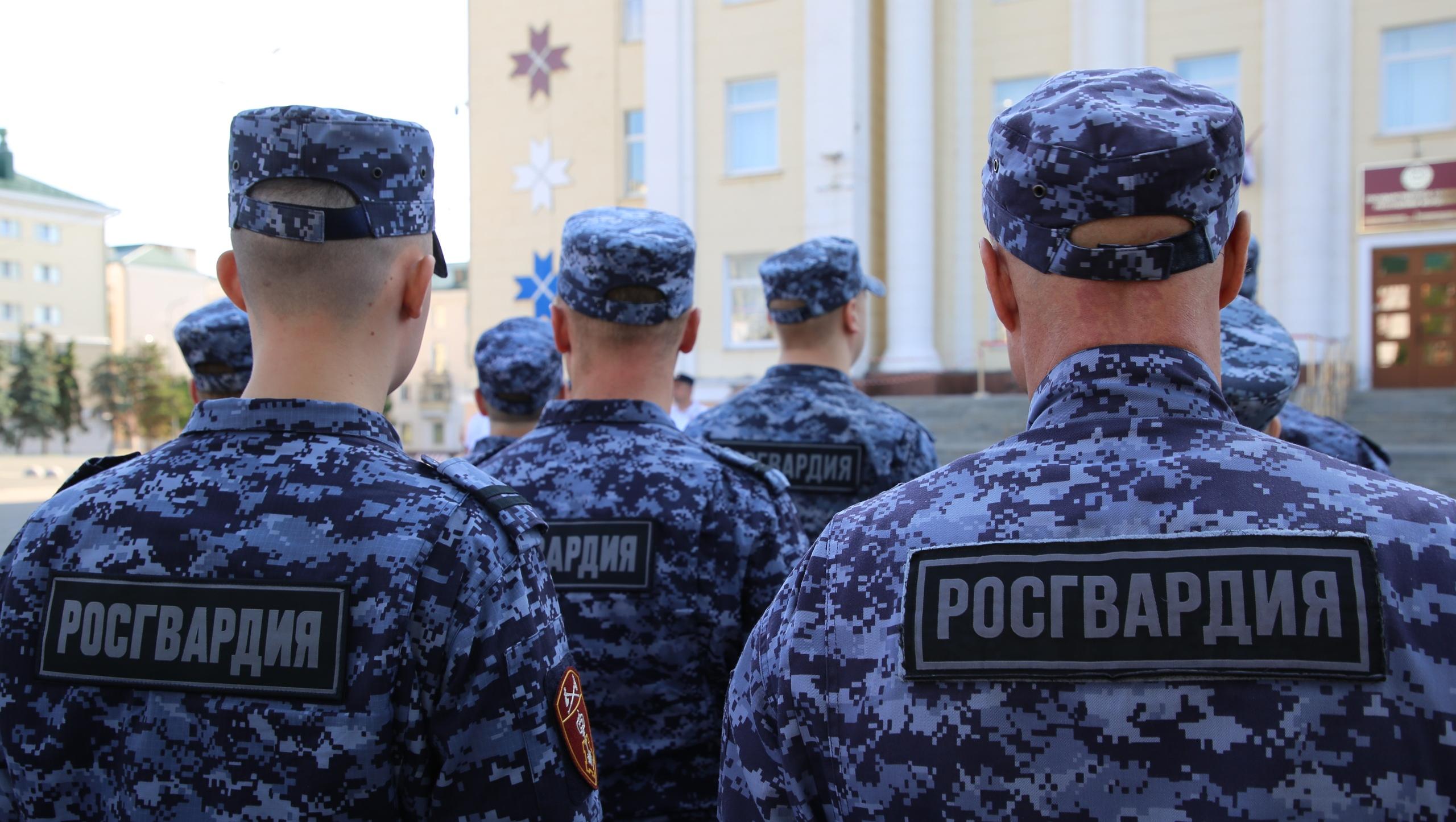 Кинологи и ОМОН обследуют место празднования Дня молодежи Кинологи и ОМОН обследуют место празднования Дня молодежи