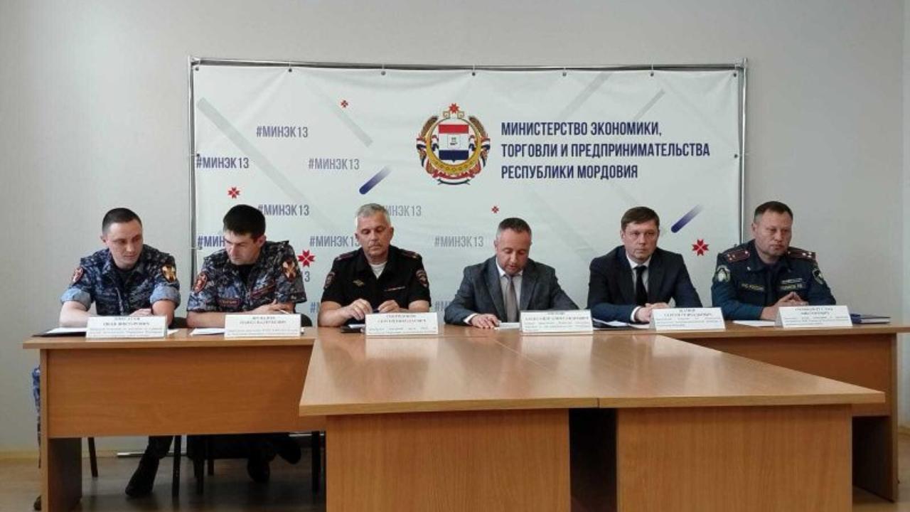 В Мордовии обсудили вопросы антитеррористической защищенности объектов торговли В Мордовии обсудили вопросы антитеррористической защищенности объектов торговли