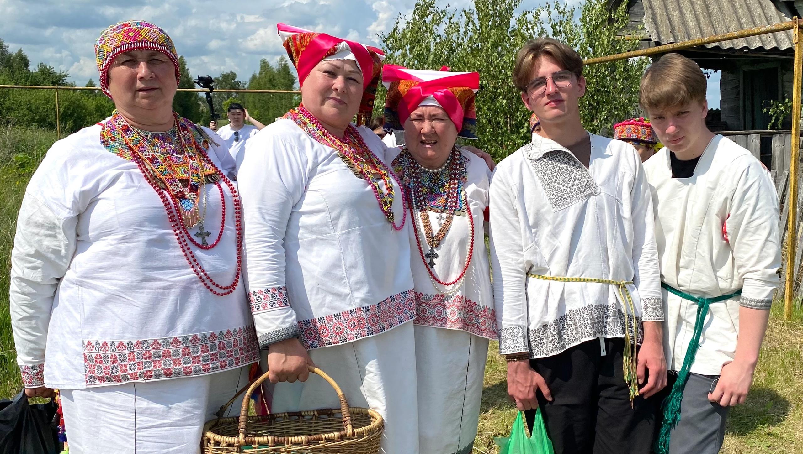 Жители Зубово-Полянского района поделились традициями празднования Троицы с федеральной экспедицией Жители Зубово-Полянского района поделились традициями празднования Троицы с федеральной экспедицией