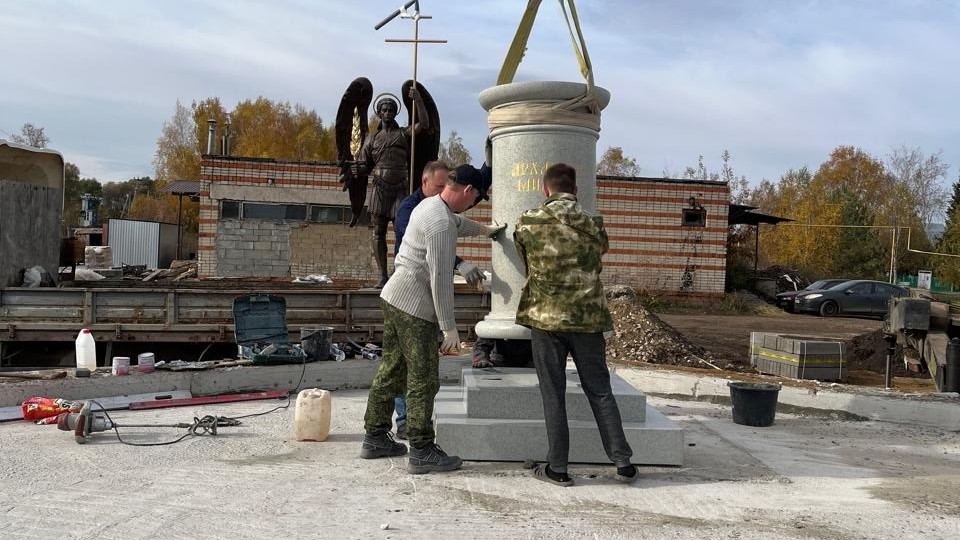 В Блохине установили монумент Архангелу Михаилу В Блохине установили монумент Архангелу Михаилу