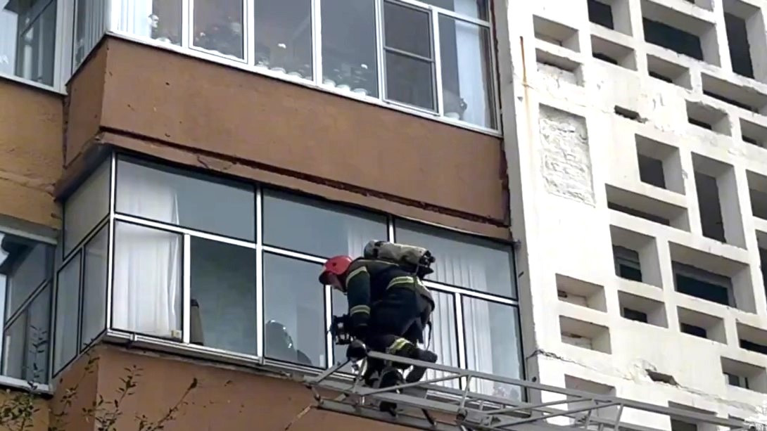 Пожарные через окно разбудили уснувшего жителя Саранска Пожарные через окно разбудили уснувшего жителя Саранска