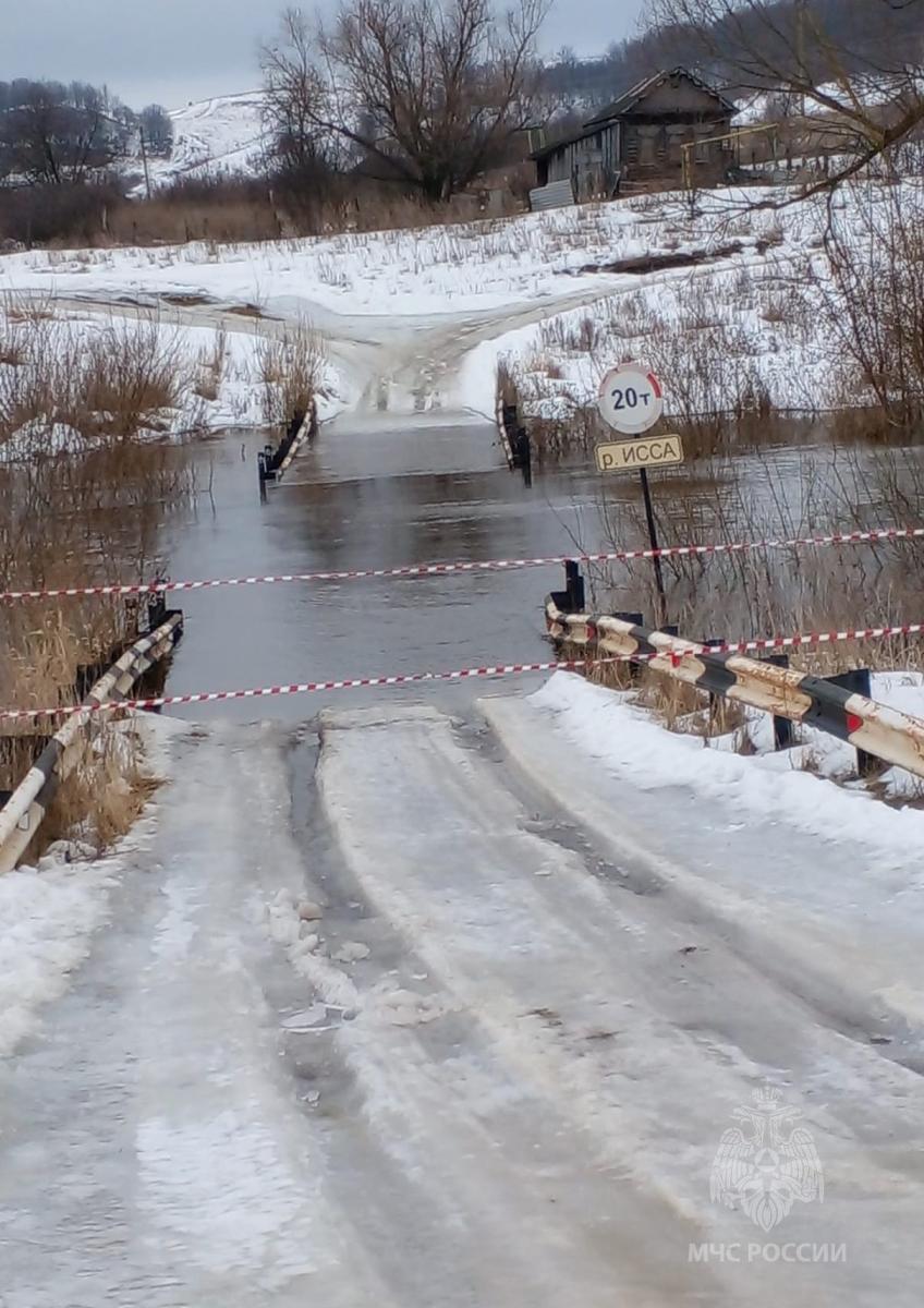 Низководный мост затопило в Большой Поляне