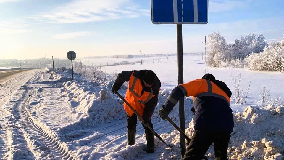 В Мордовии чистят от снега дорожные знаки