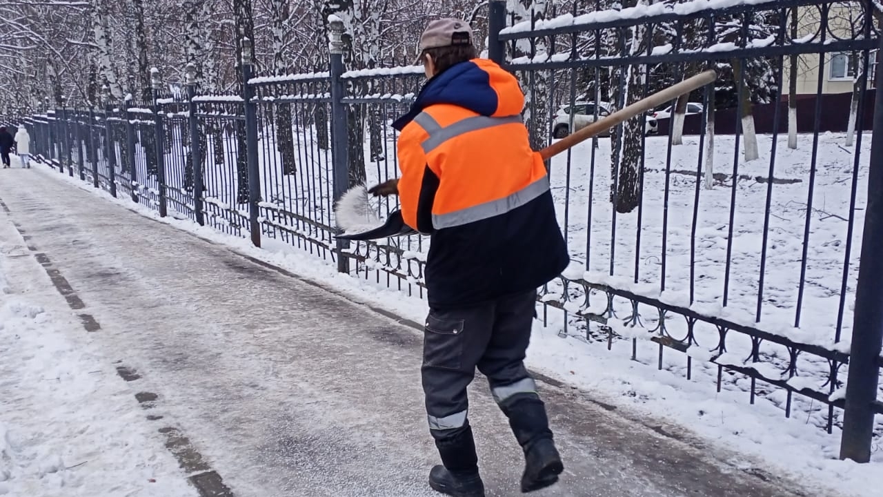 Дворники и слесари в России оказались в дефиците 