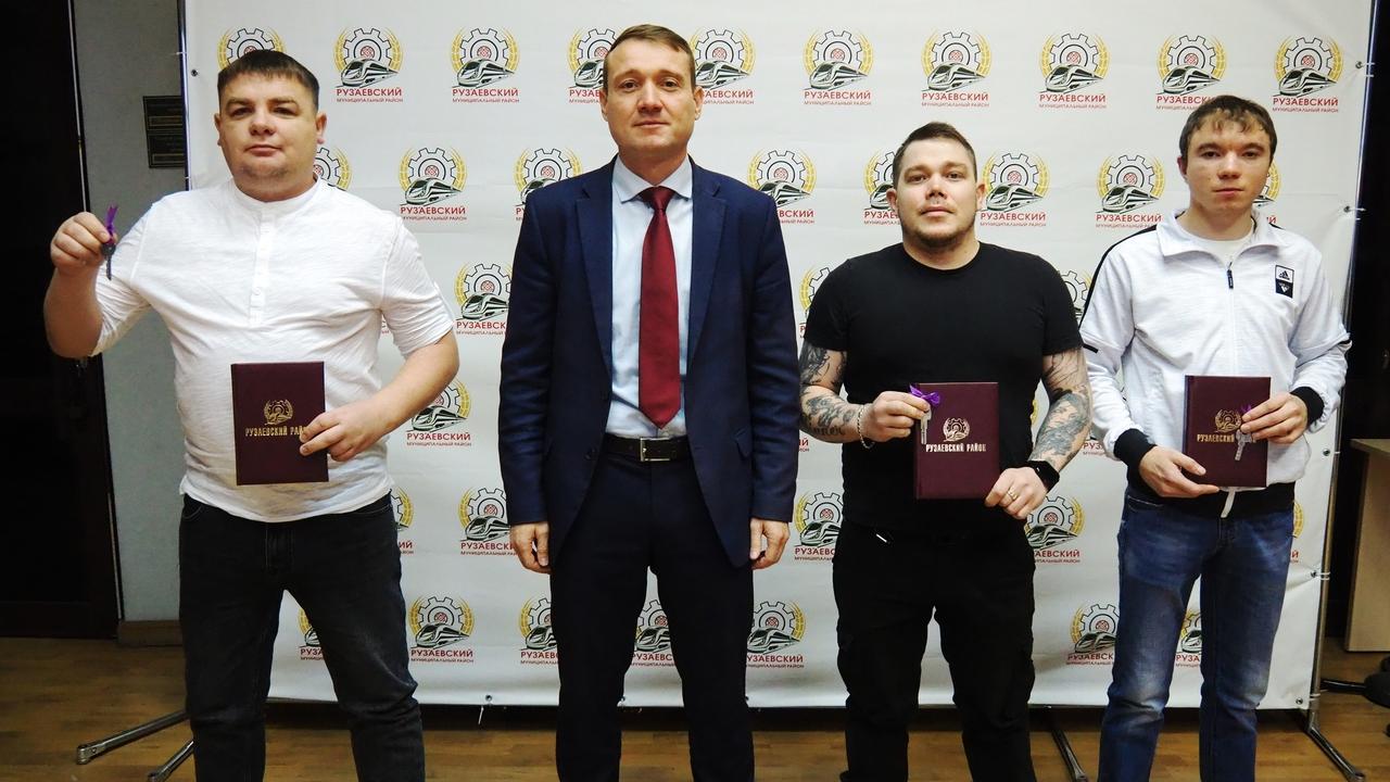 Трём сиротам в Мордовии вручили ключи от новых квартир 