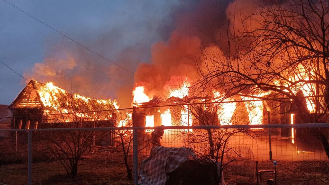 Пожар в Мордовии уничтожил жилой дом и стоящую рядом заброшку 