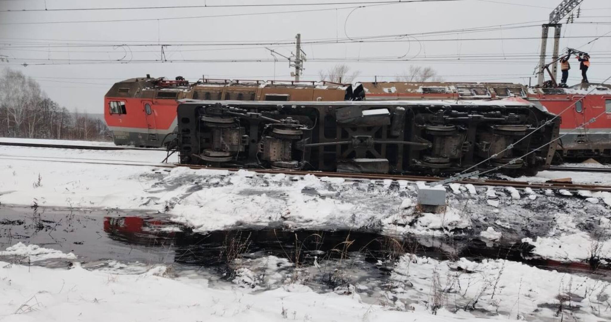 Несколько вагонов сошли с рельсов во время аварии на станции Чаис 