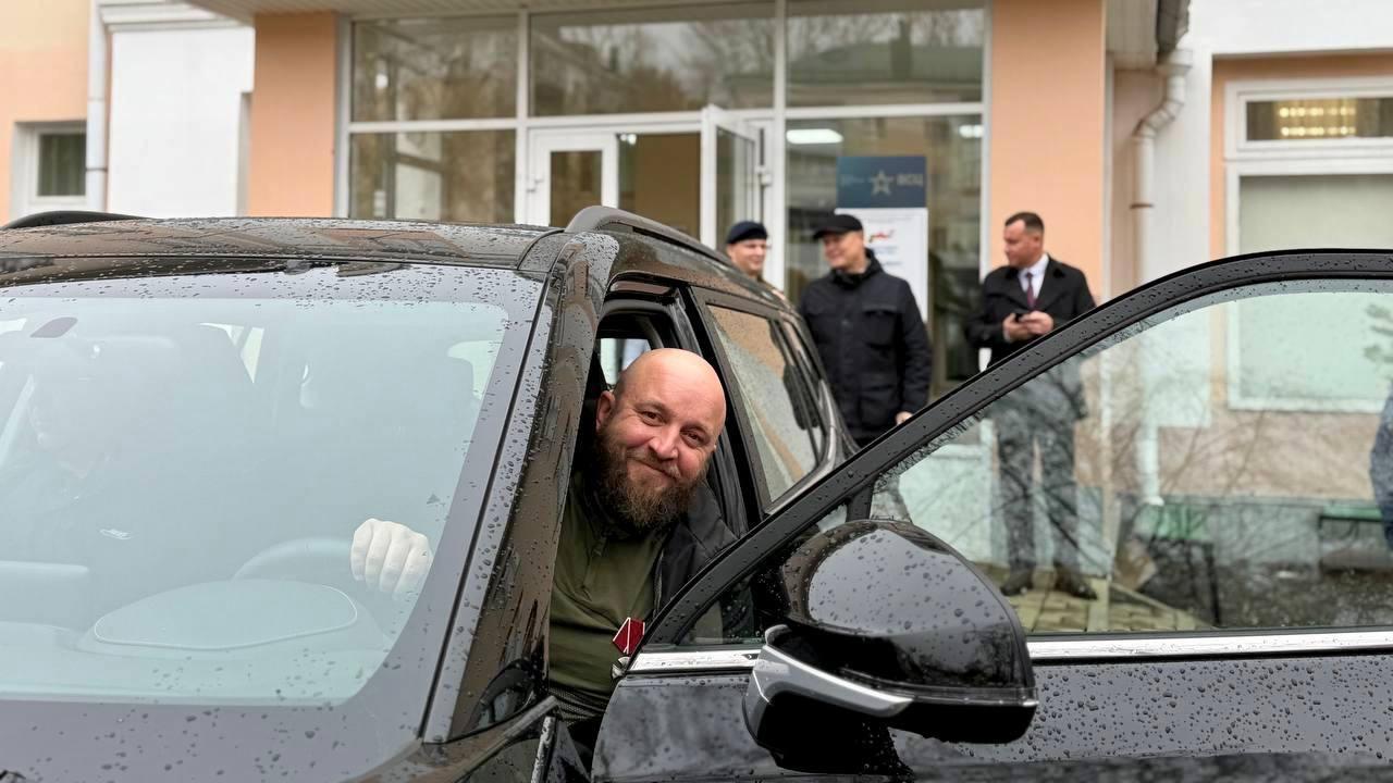 Ветеранам СВО в Мордовии торжественно вручили автомобиль, следж-сани и кресло-коляску 
