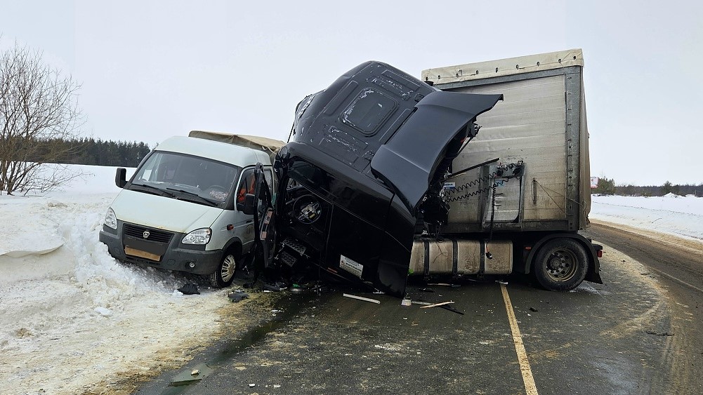 В Мордовии фура насмерть сбила двух дорожных рабочих, двое в больнице