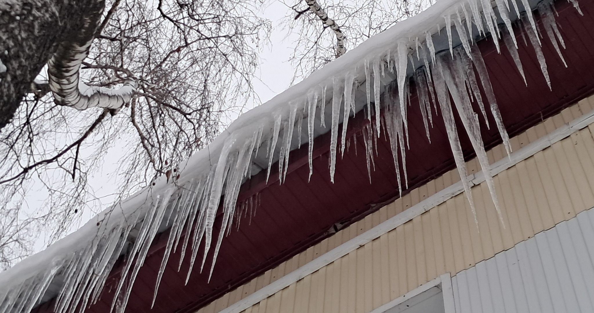 На мужчину в Саранске с крыши пятого этажа упали снег и наледь 