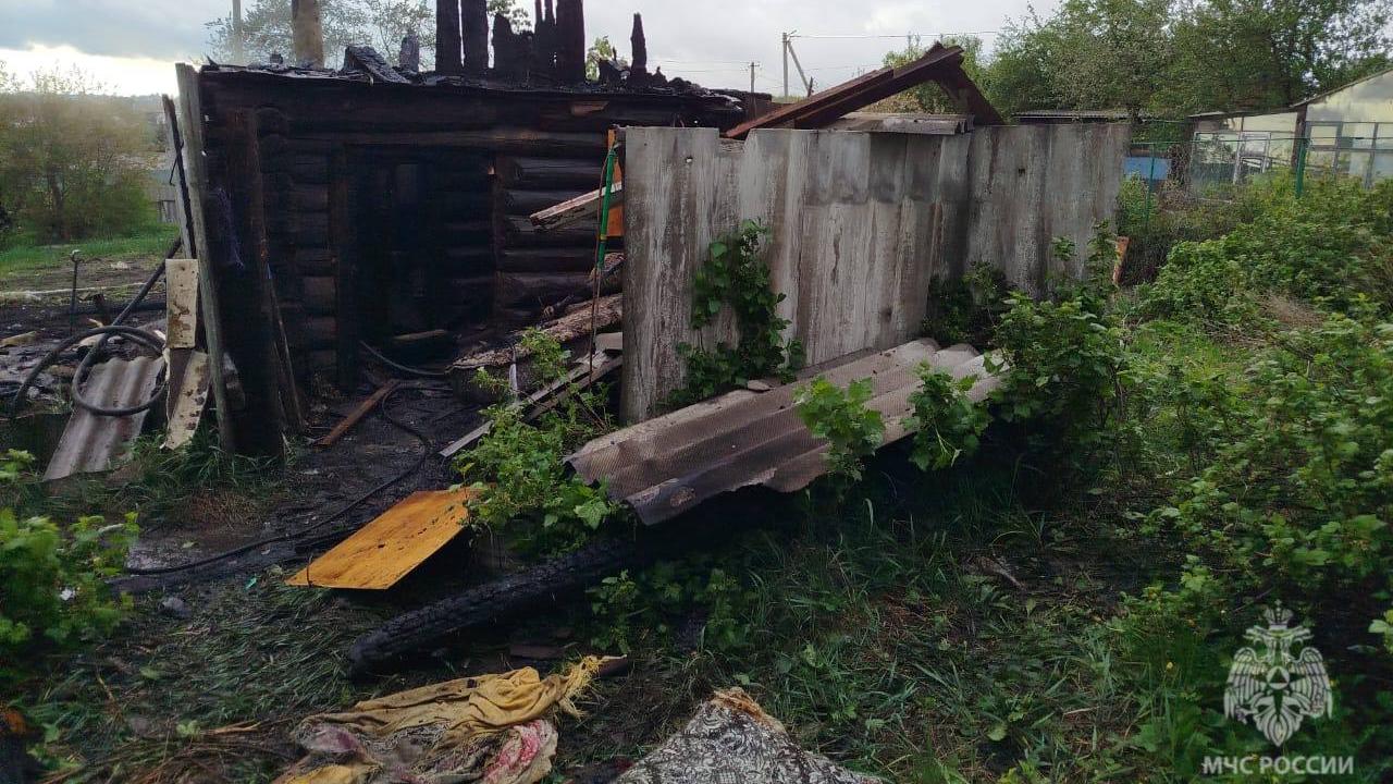 Дознаватель МЧС выясняет, отчего в Рузаевке баня загорелась Дознаватель МЧС выясняет, отчего в Рузаевке баня загорелась