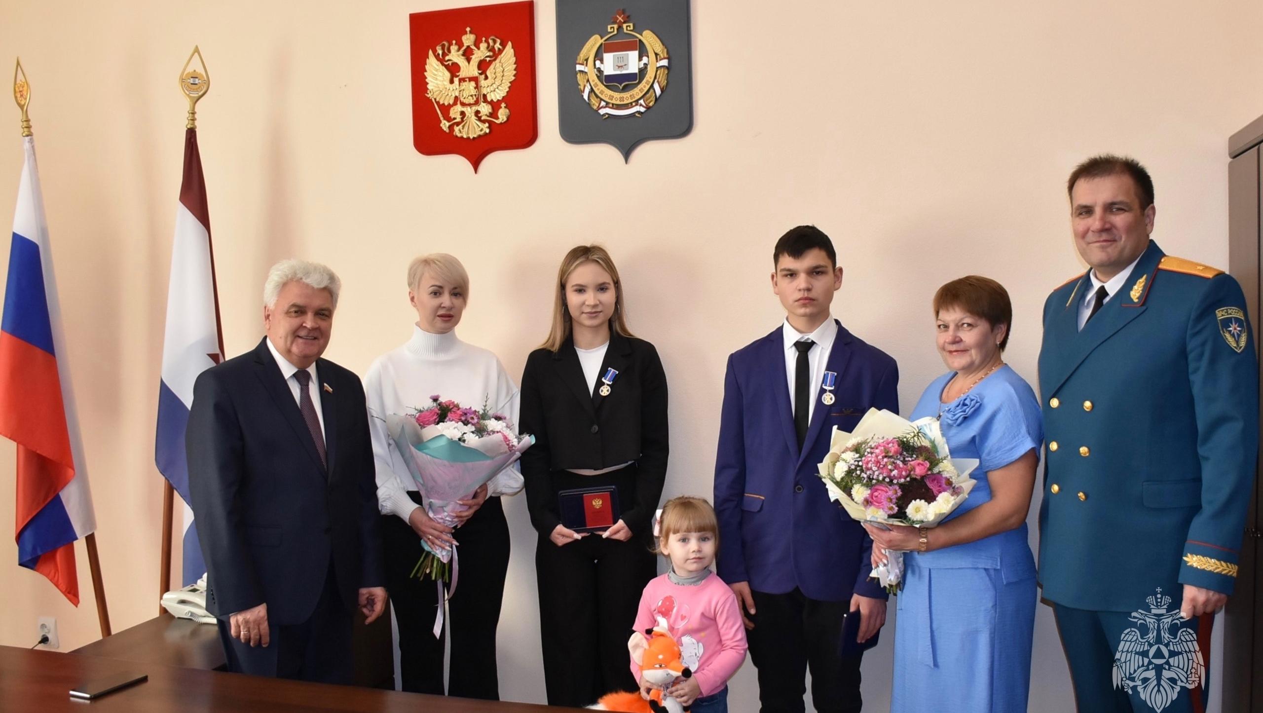Двум подросткам Мордовии вручили медали за мужество