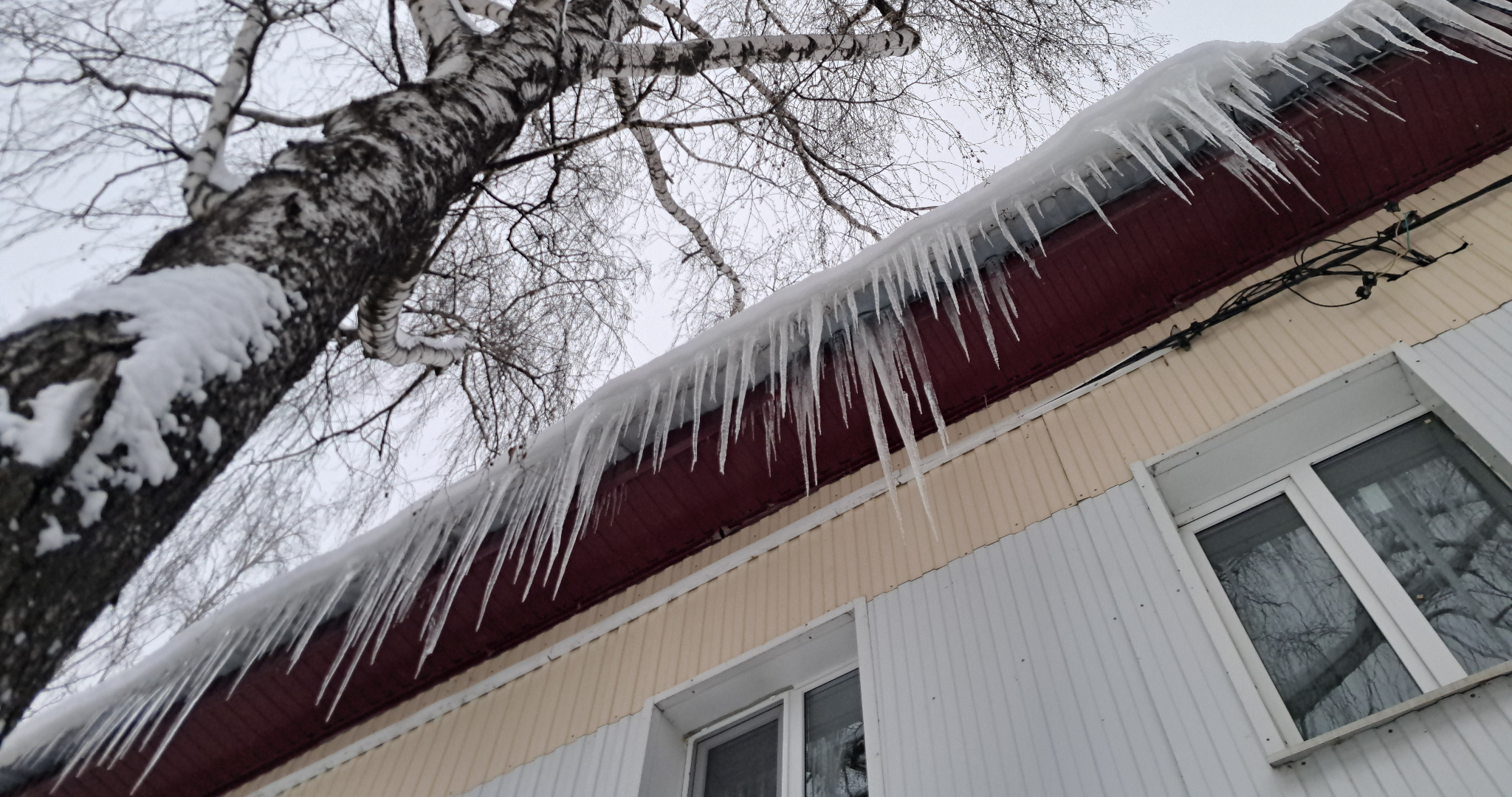 Что делать при падении снега или сосульки на машину: советы экспертов 