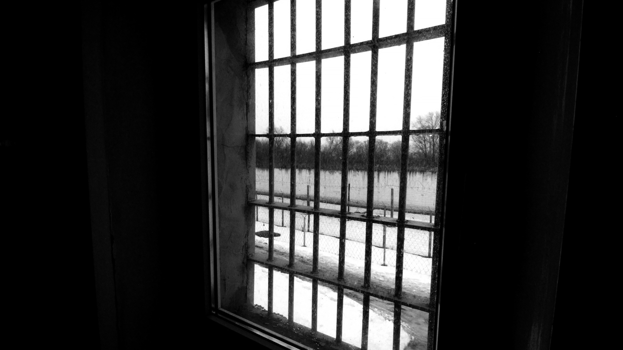 В Мордовии у стен мужской колонии нашли свёртки с запретным 