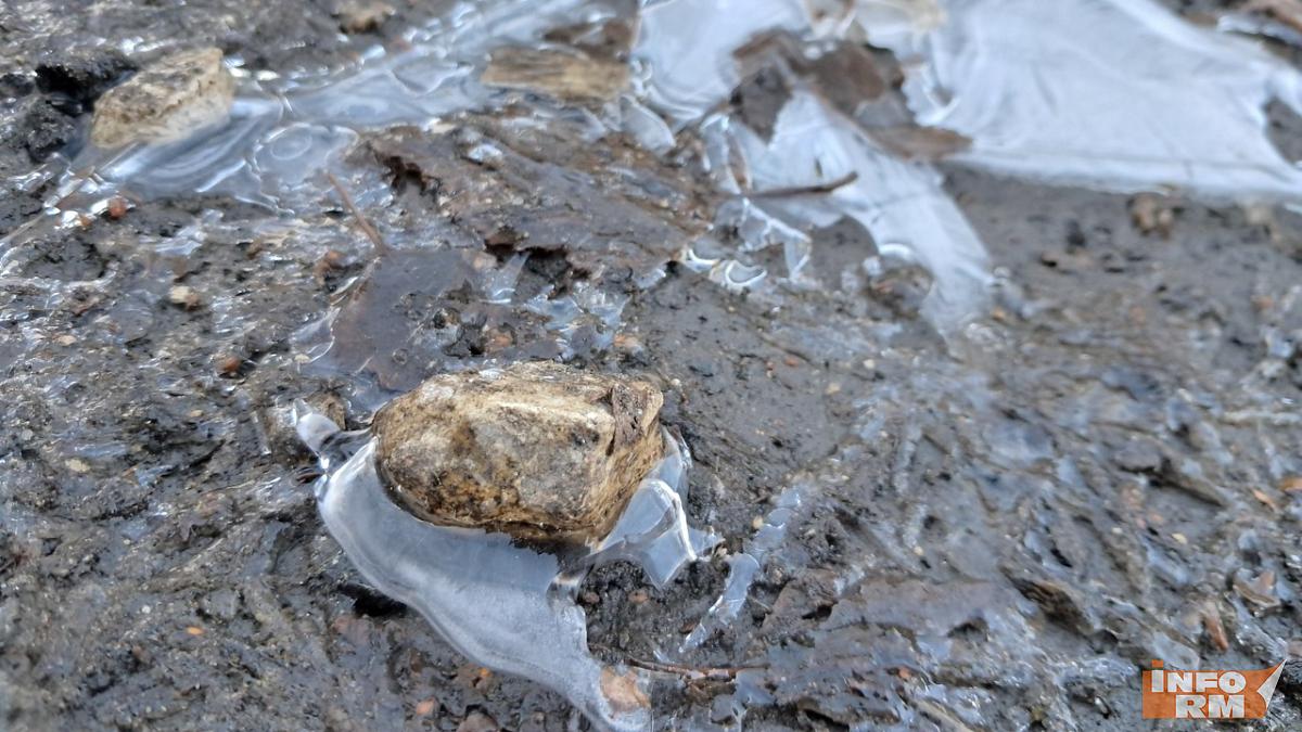 На борьбу со льдом в Саранске вышли больше 160 человек и спецтехника 