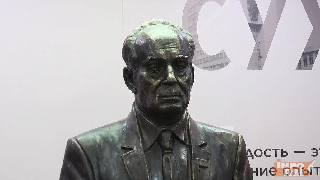 В госуниверситете Мордовии открыли памятник Александру Сухареву