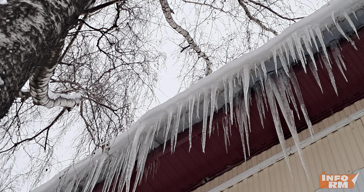 Упавшая с крыши глыба льда убила 52-летнюю работницу почты 