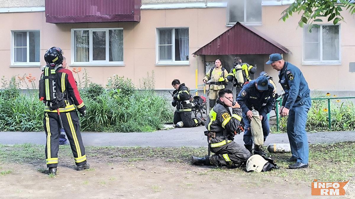 В Саранске несколько пожарных расчетов тушат многоэтажку В Саранске несколько пожарных расчетов тушат многоэтажку
