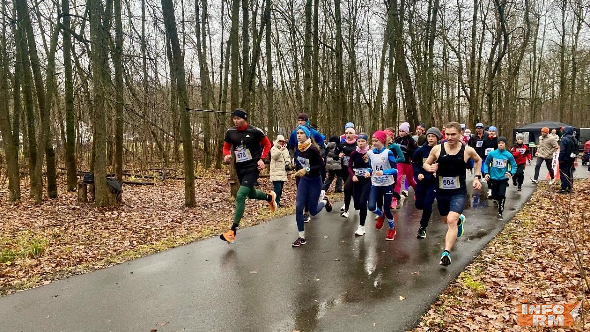 Марафонцы Мордовии бегали в Пролетарском лесу