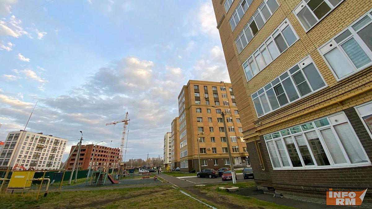 Жителей России предупредили о штрафах за обувь в подъезде 