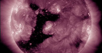 На Солнце появилась дыра в миллион километров
