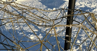 Юный вандал в Мордовии испортил огромного светящегося оленя 