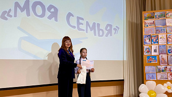 Ведущая 10 канала Лариса Саулина вручила призы победителям конкурса в Пушкинке