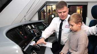 «Ёлка желаний»: в Мордовии семилетний Артём стал «машинистом» электропоезда