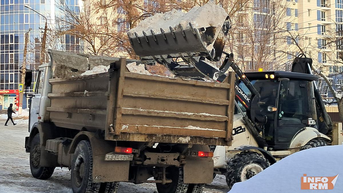 Более 800 рабочих убирают снег в Саранске
