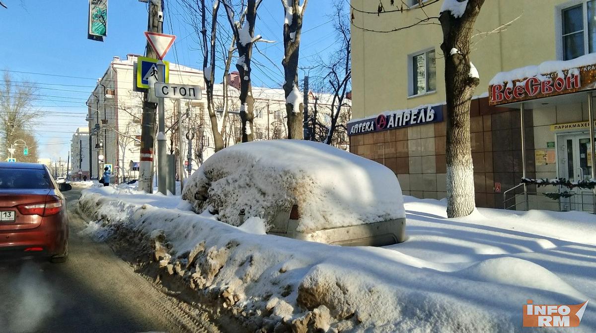 В центре Саранска полицейские спасли женщину из снежного плена
