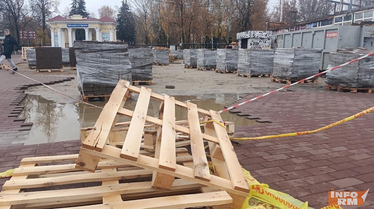 В Саранске на фонтанном спуске демонтируют старую плитку В Саранске на фонтанном спуске демонтируют старую плитку