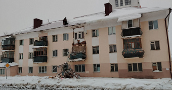 Очевидцы: глыбами снега и льда в Саранске снесло балкон жилого дома 