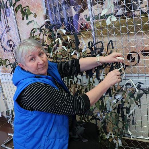 В Мордовии рукодельница из «Тик-Тока» плетет маскировочные сети