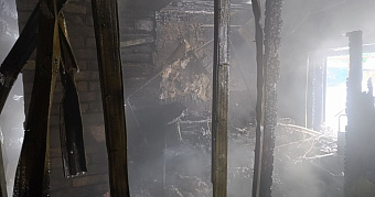 Пожарные нашли труп мужчины во время тушения частного дома 