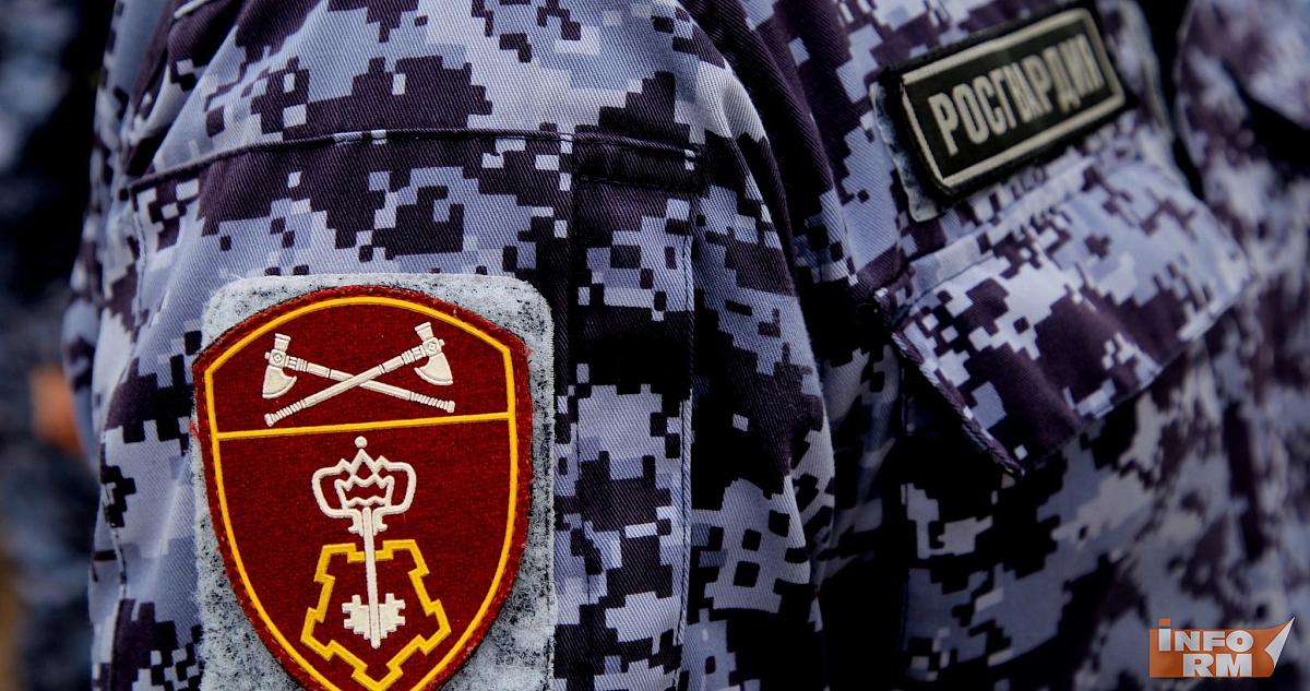 Пьяный мужчина в Саранске подрался с дверью 