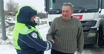По дороге из Мордовии дальнобойщик едва не замёрз насмерть рядом со своей машиной 