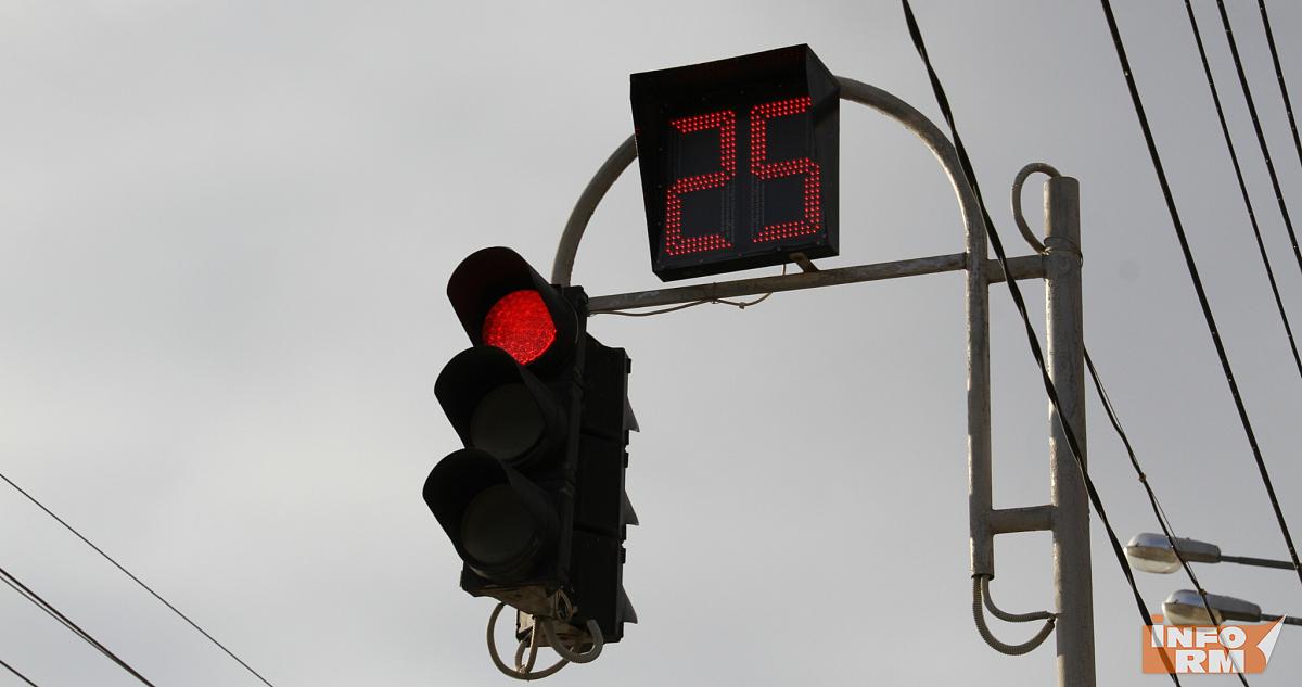 Светофор у роддома в Саранске отключили до вечера 